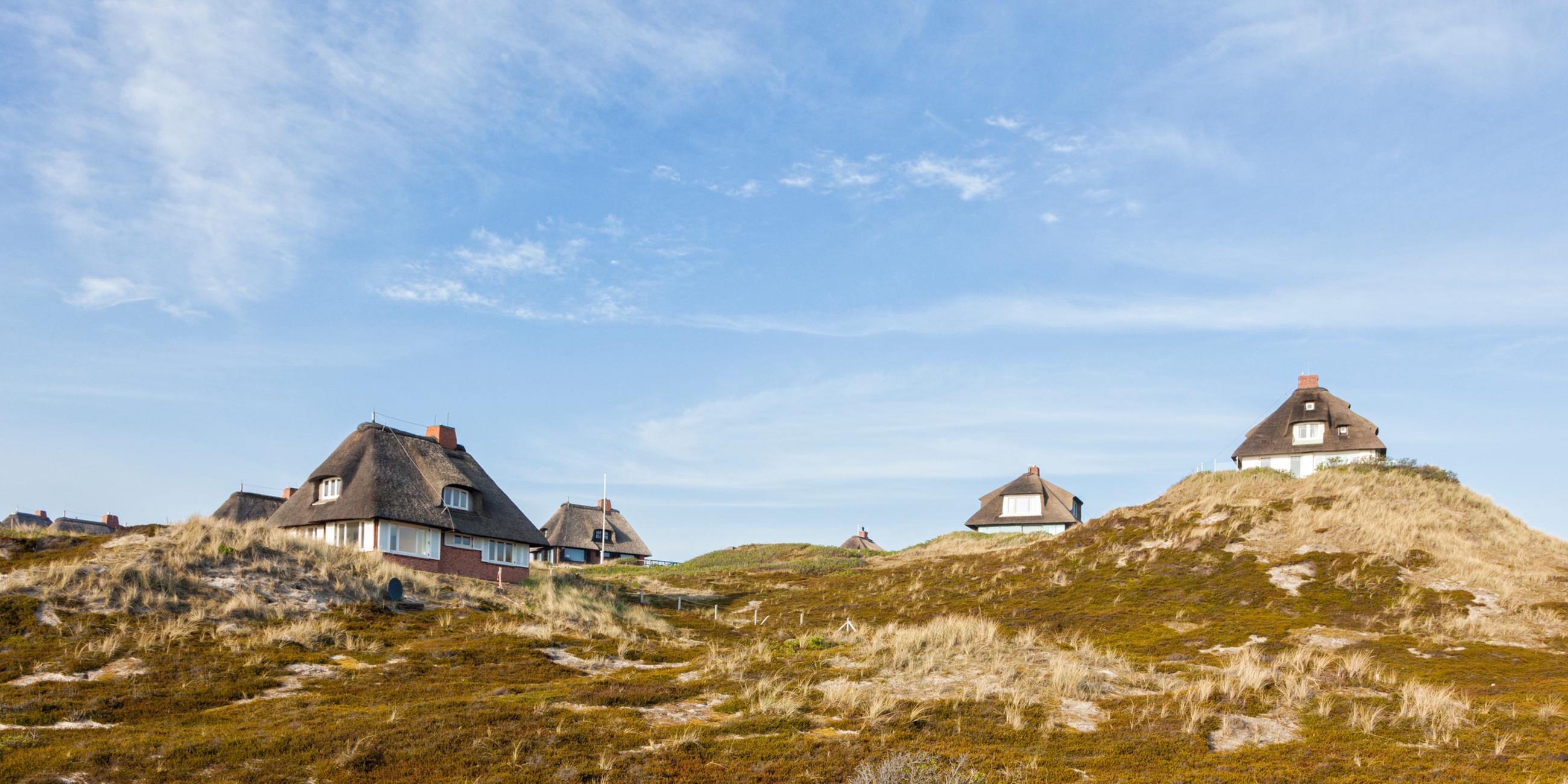 Häuser in einer Gebirgslandschaft