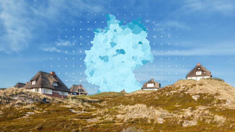 Häuser in einer Gebirgslandschaft, im Hintergrund eine Grafikkarte von Deutschland