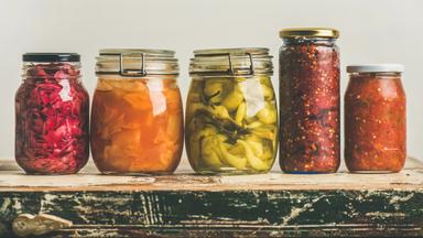 Fünf Einmachgläser mit fermentierten Lebensmitteln