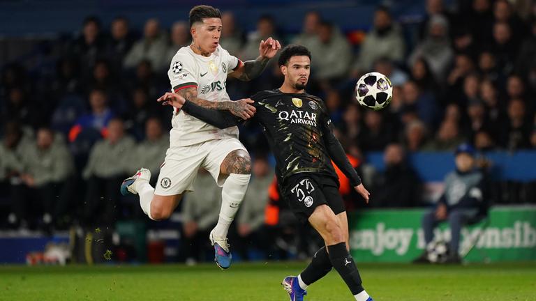 Chelseas Enzo Fernandez und Paris Saint-Germains Warren Zaire-Emery  kämpfen um den Ball