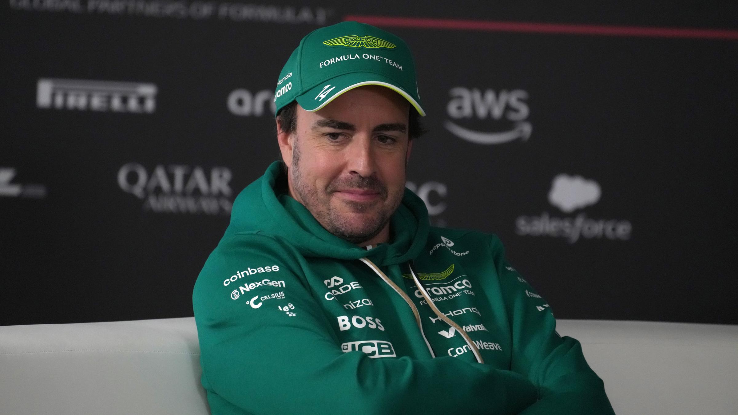 Fernando Alonso lächelnd in Teamkleidung bei der Pressekonferenz zur Vorbereitung in Bahrain 