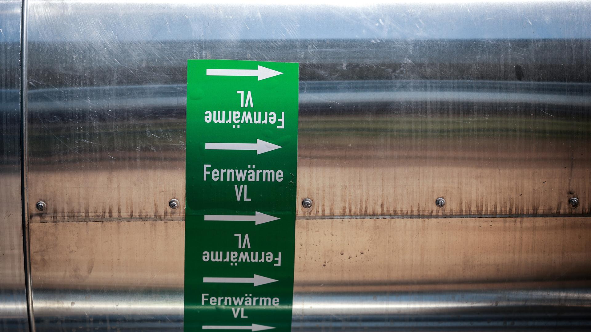 Fernwärme-Rohre einer Wind-zu-Wärme-Anlage (Power-to-Heat-Anlage) auf dem Gelände des Heizkraftwerks Wedel zu sehen. 