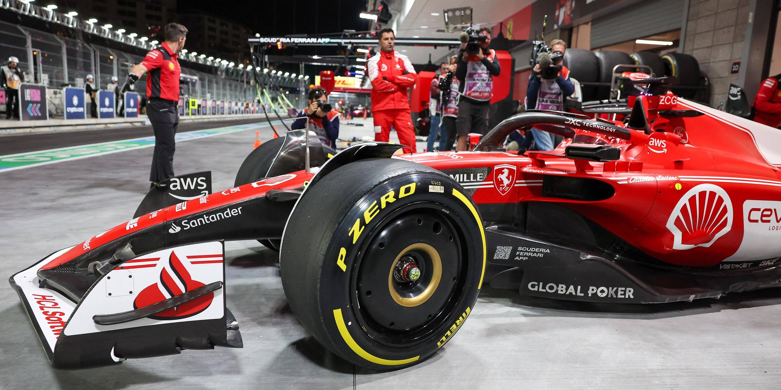Charles Leclerc (Ferrari) fährt aus der Box.