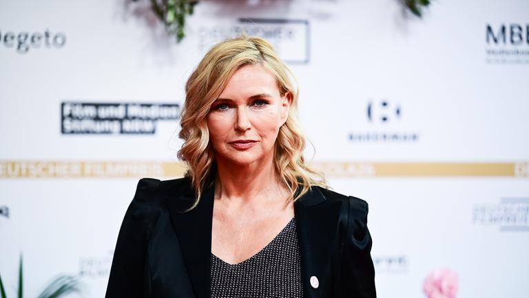 Veronica Ferres ist während einer Veranstaltung zu sehen und schaut in die Kamera.