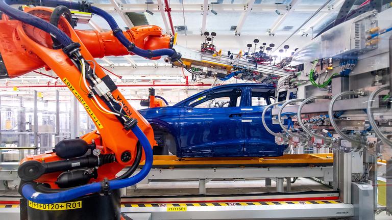 Roboter montieren Bauteile eines E-Autos, aufgenommen am 20.05.2022 in Emden