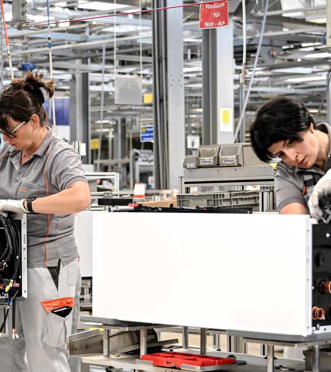 Fertigung von Wärmepumpen im Werk der Firma Viessmann in Allendorf