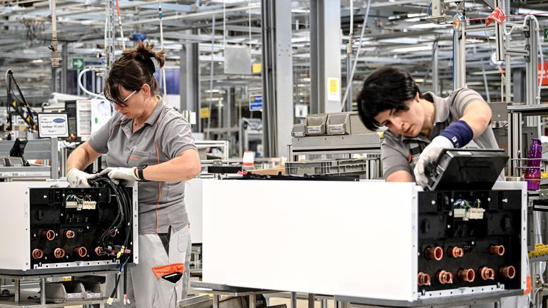 Fertigung von Wärmepumpen im Werk der Firma Viessmann in Allendorf