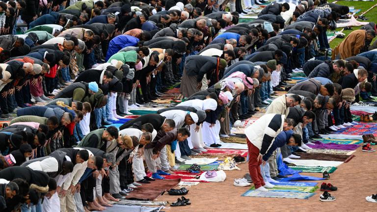 Muslime beim Festgebet zum Ende des Ramadan