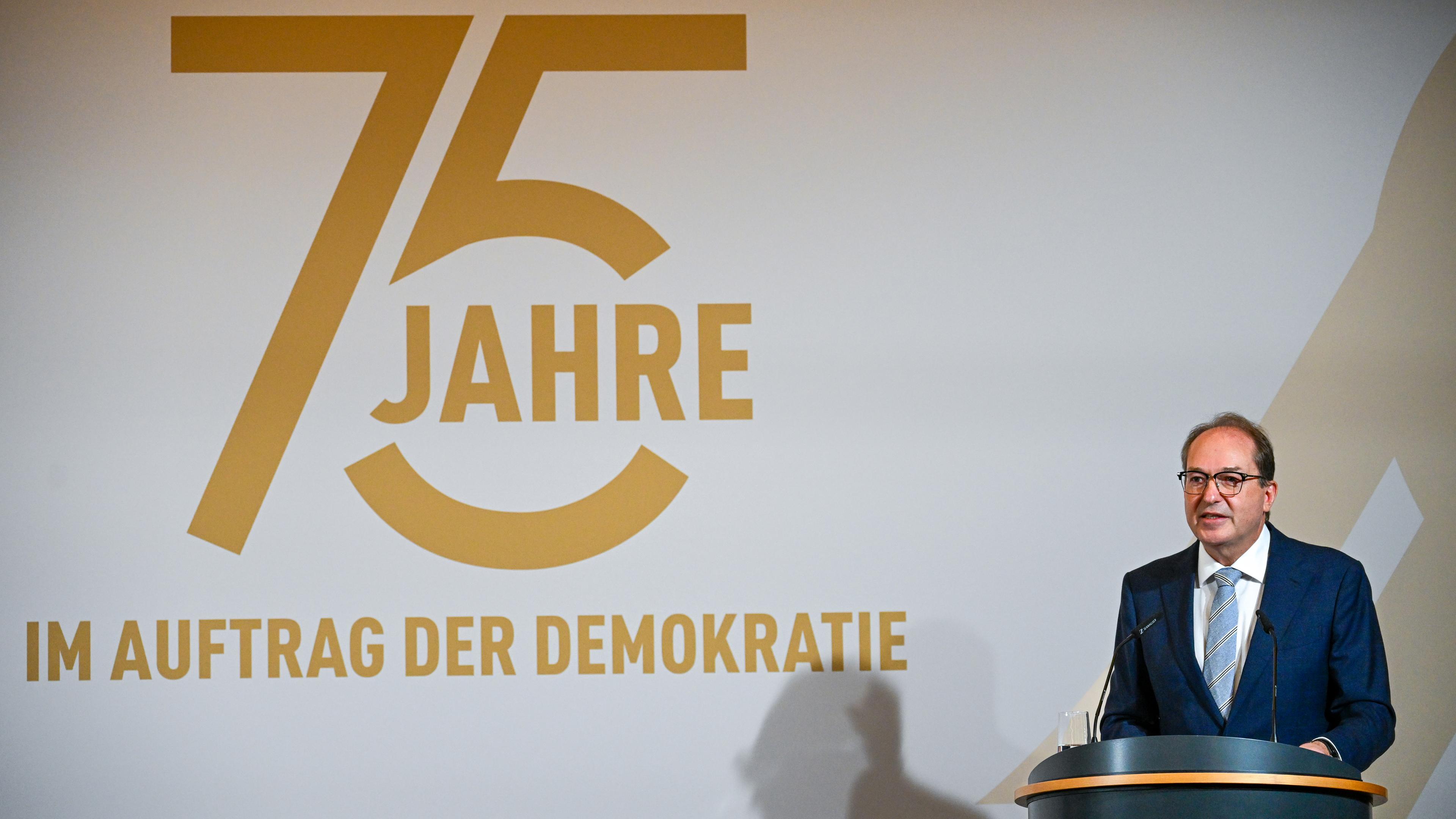 erlin: Alexander Dobrindt (CSU), Bundesinnenminister, spricht während des Festaktes zum 75-jährigen Bestehen des Bundesamtes für Verfassungsschutz.