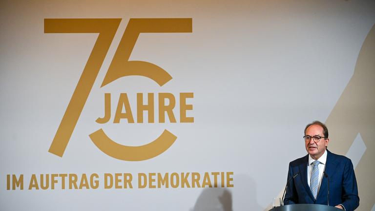 erlin: Alexander Dobrindt (CSU), Bundesinnenminister, spricht während des Festaktes zum 75-jährigen Bestehen des Bundesamtes für Verfassungsschutz.