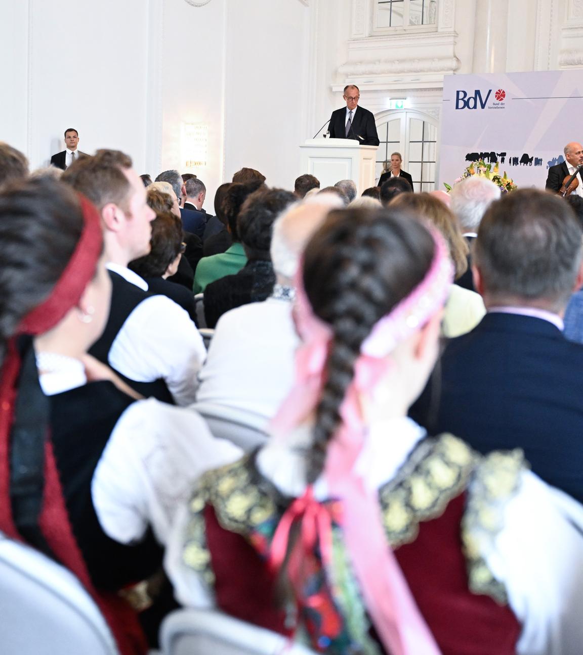 Baden-Württemberg, Stuttgart: Bundeskanzler Friedrich Merz (CDU) spricht beim Festakt 75 Jahre Charta der deutschen Heimatvertriebenen im Neuen Schloss.