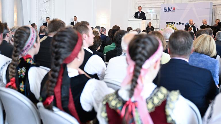 Baden-Württemberg, Stuttgart: Bundeskanzler Friedrich Merz (CDU) spricht beim Festakt 75 Jahre Charta der deutschen Heimatvertriebenen im Neuen Schloss.