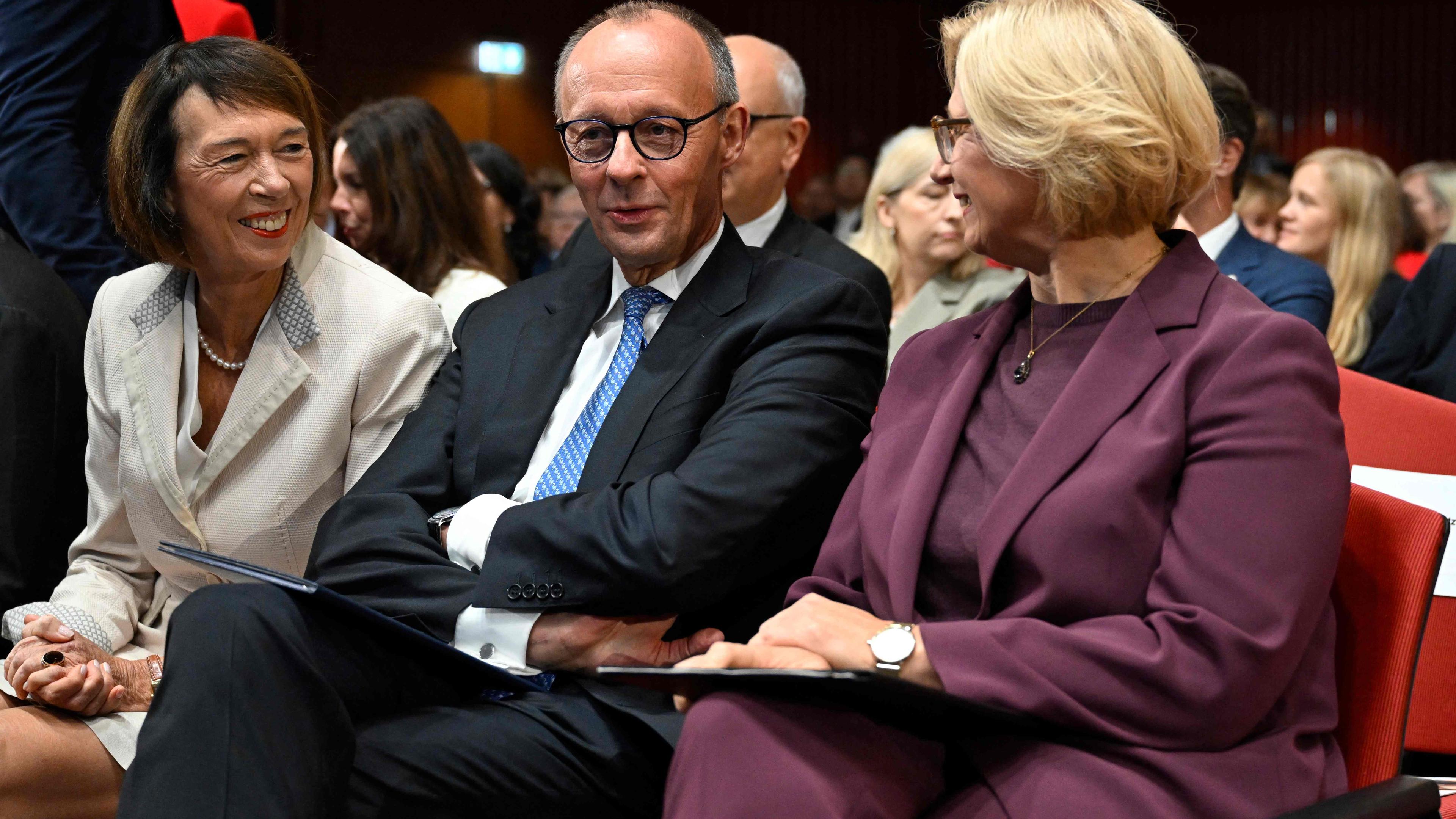 Bundeskanzler Merz mit seiner Frau und Anke Rehlinger, Ministerpräsidentin des Saarlands