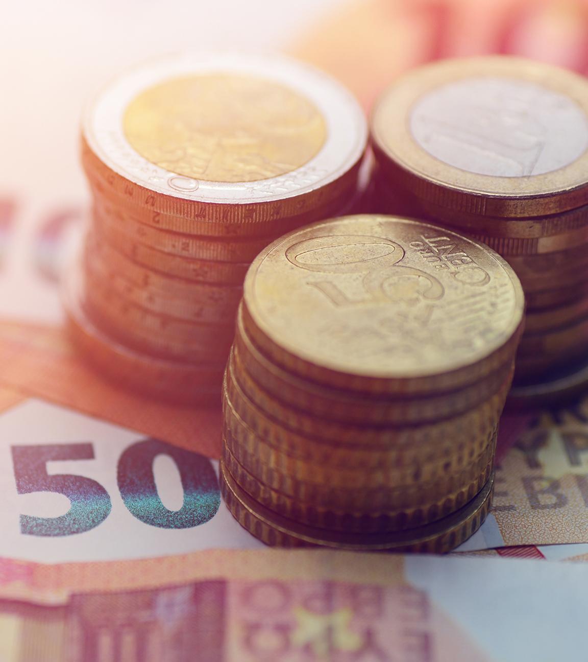 Euro-Münzen auf Geldscheinen