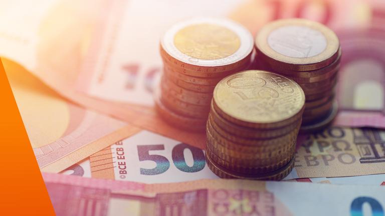 Euro-Münzen auf Geldscheinen