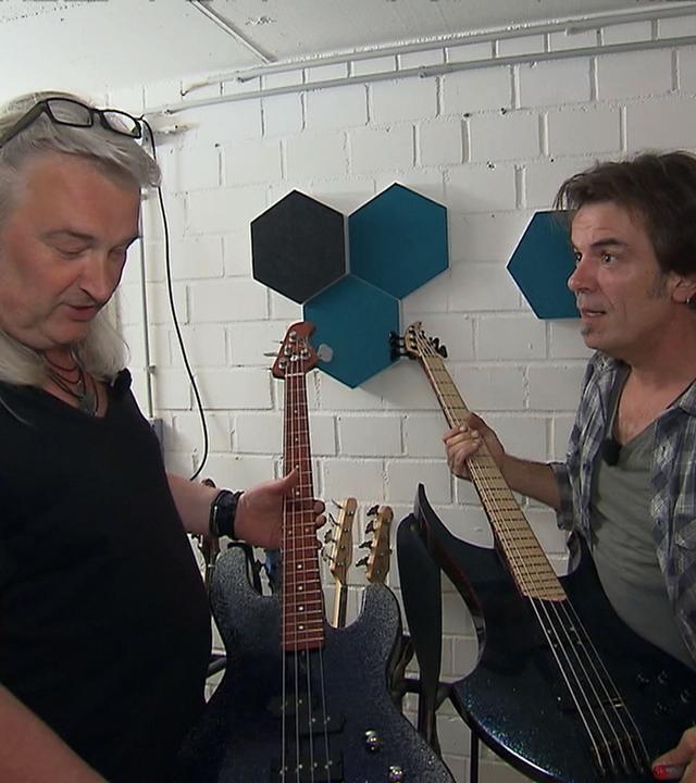 Mick Wewers bringt mit Hobbymusiker Tom Ordnung in dessen Musikkeller. Hier halten sie Gitarren in den Händen.