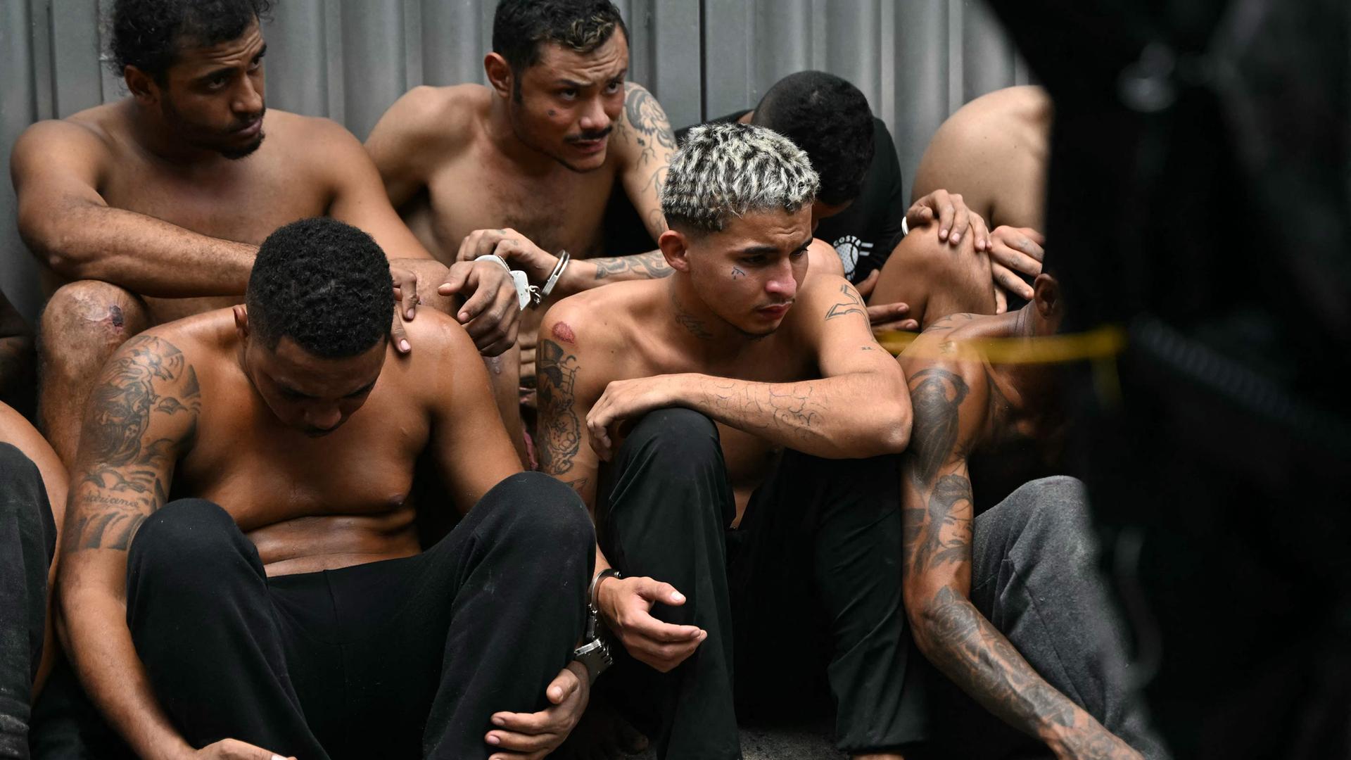Festgenommene bei Anti-Drogeneinsatz in Rio.