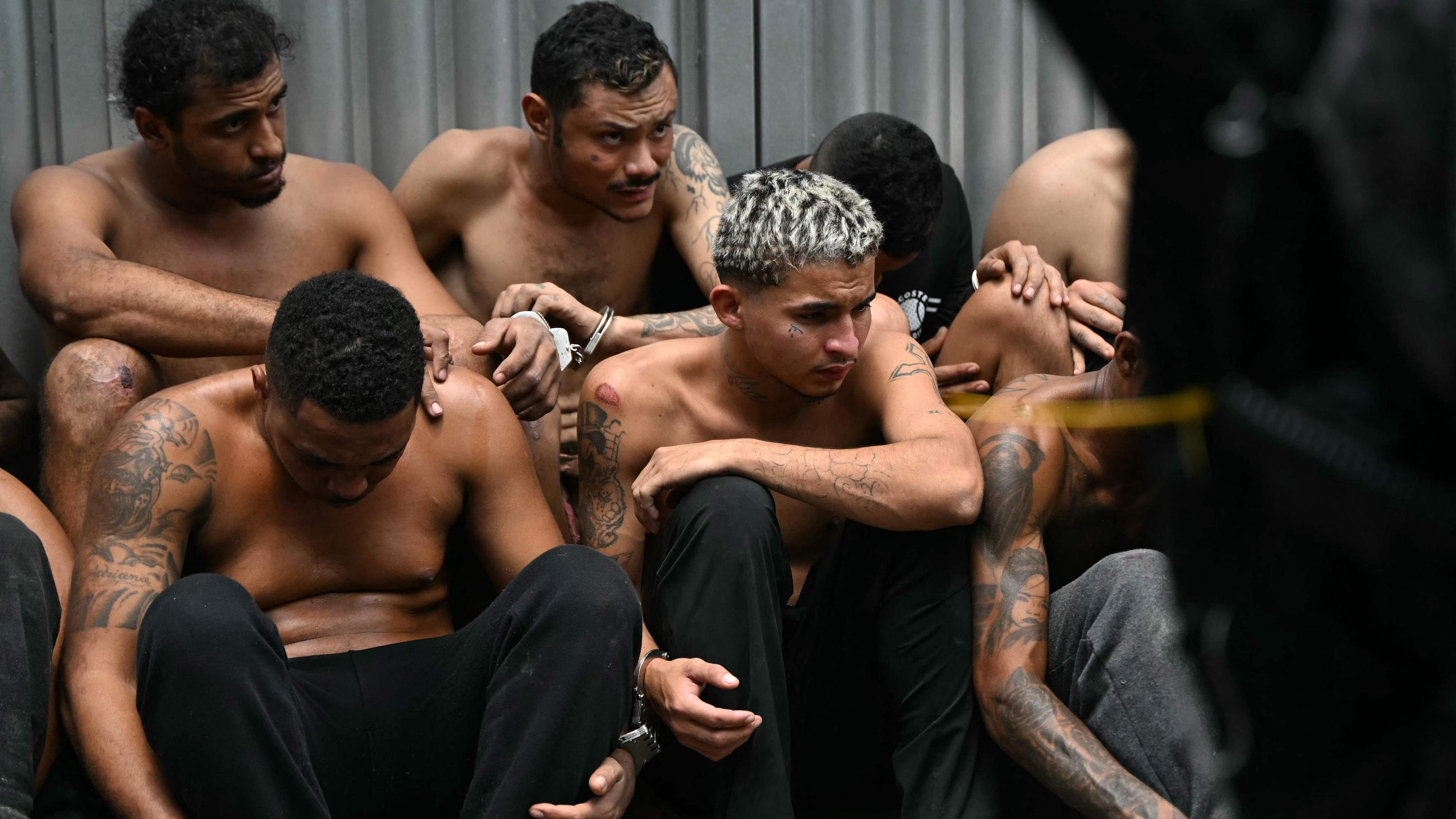 Festgenommene bei Anti-Drogeneinsatz in Rio.