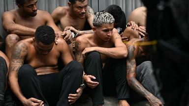Festgenommene bei Anti-Drogeneinsatz in Rio.