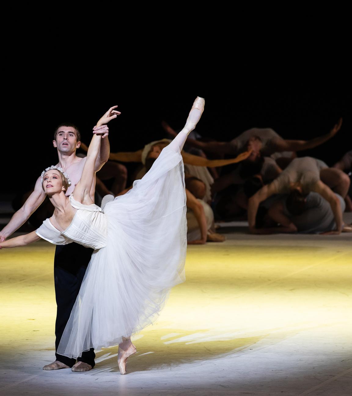 Bühnenszene: Eine Ballerina und ein Tänzer tanzen klassisches Ballett.