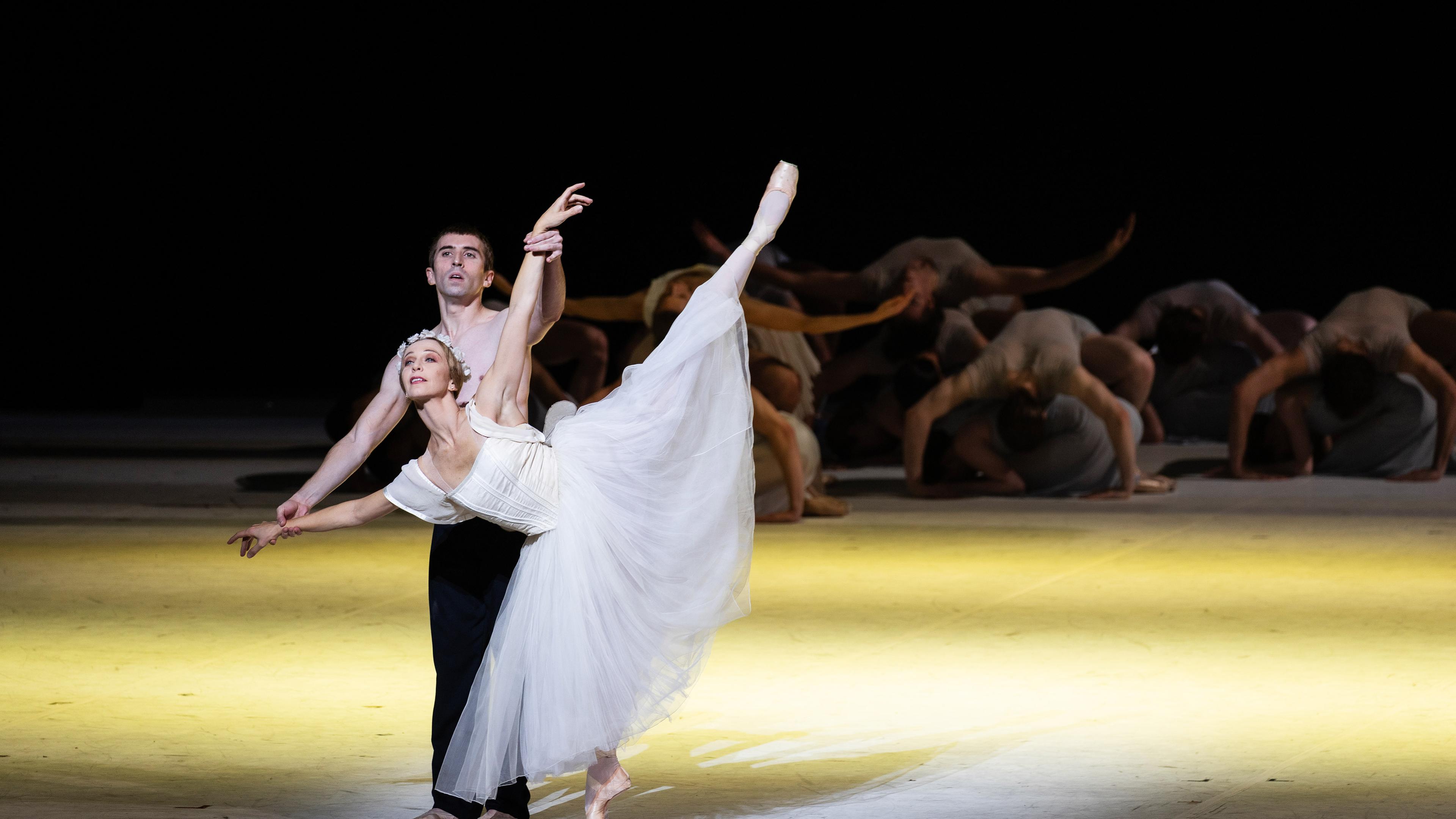 Bühnenszene: Eine Ballerina und ein Tänzer tanzen klassisches Ballett.