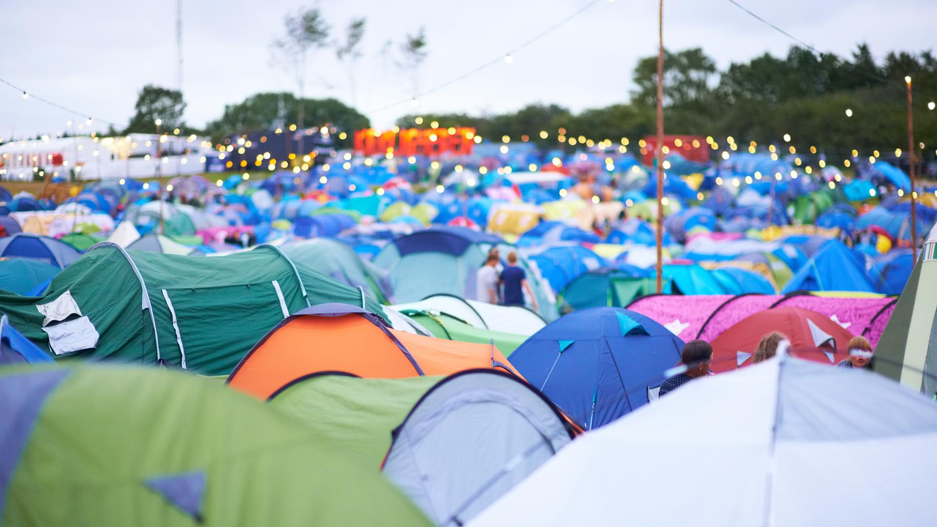 Zelte auf einem Zeltplatz eines Festivals