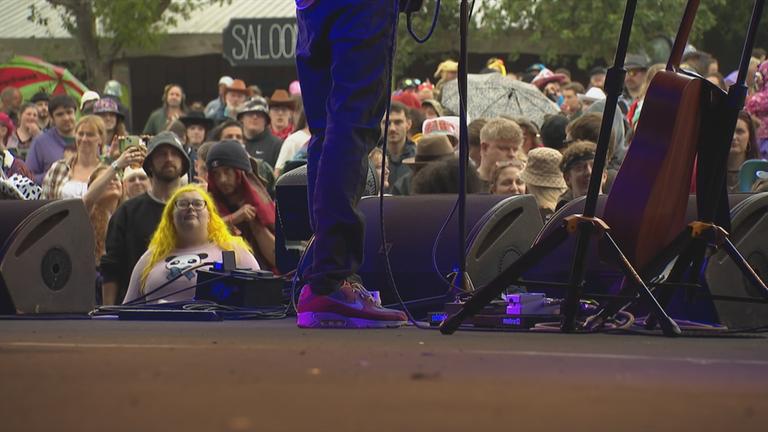 Festivalbesucher stehen vor eine Bühne des Nozstock-Festivals in England