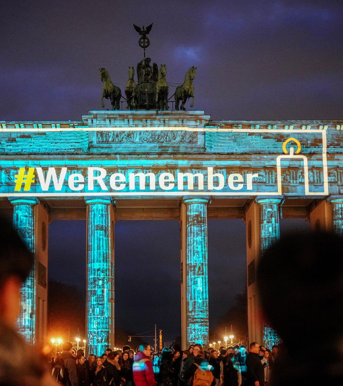 Das Brandenburger Tor ist mit dem Schriftzug We Remember beleuchtet.