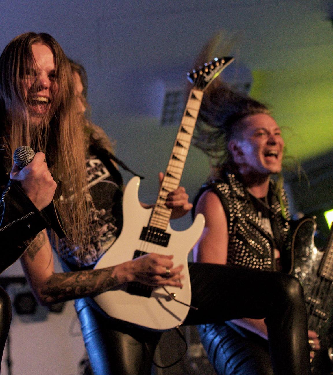 Eine Rockband bei einem Auftritt.