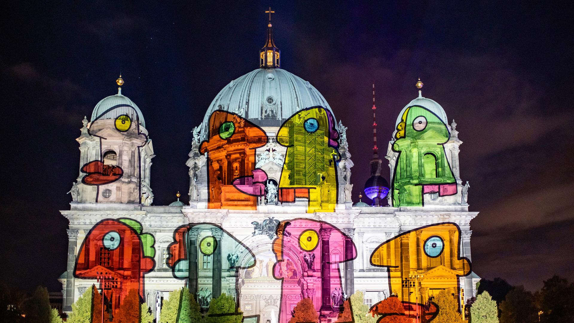 Berlin ist auch weiterhin für seine zahlreichen Kulturveranstaltungen weltweit bekannt: Dom am Lustgarten auf der Museumsinsel. Hier erstrahlt der Berliner Dom beim Festival of Lights, einem der bekanntesten Lichtfestivals weltweit.