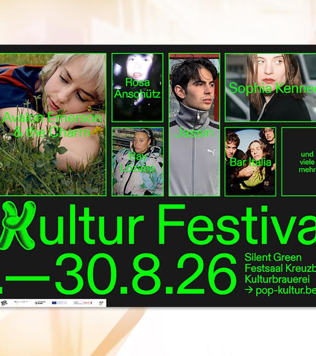 Man sieht ein Festivalplakat mit grüner Schrift auf schwarzem Grund, auf dem Fotos der Künstlerinnen und Künstler präsentiert werden.