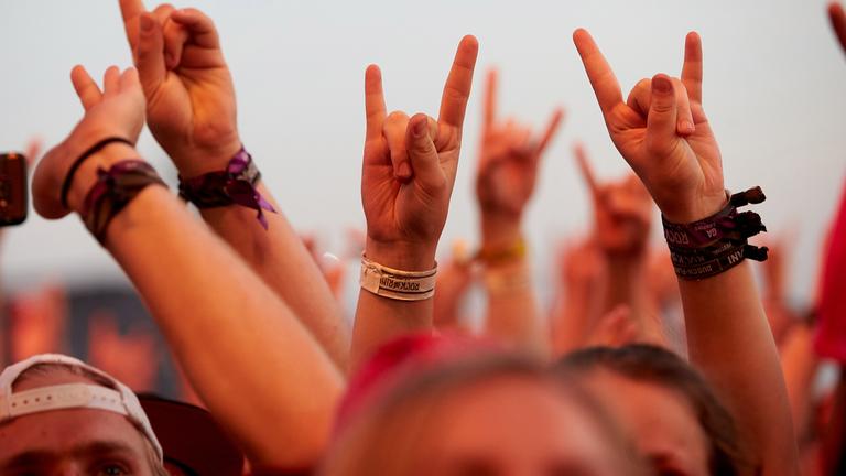 Rheinland-Pfalz, Nürburg: Fans stehen beim Auftritt der US-amerikanischen Rockband "Foo Fighters" vor der Hauptbühne des Musikfestival "Rock am Ring"