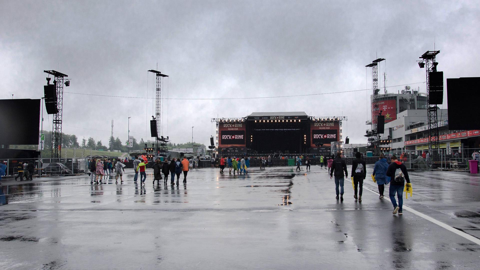 Blick auf die Vulkanbühne im Regen Rock am Ring 2018.