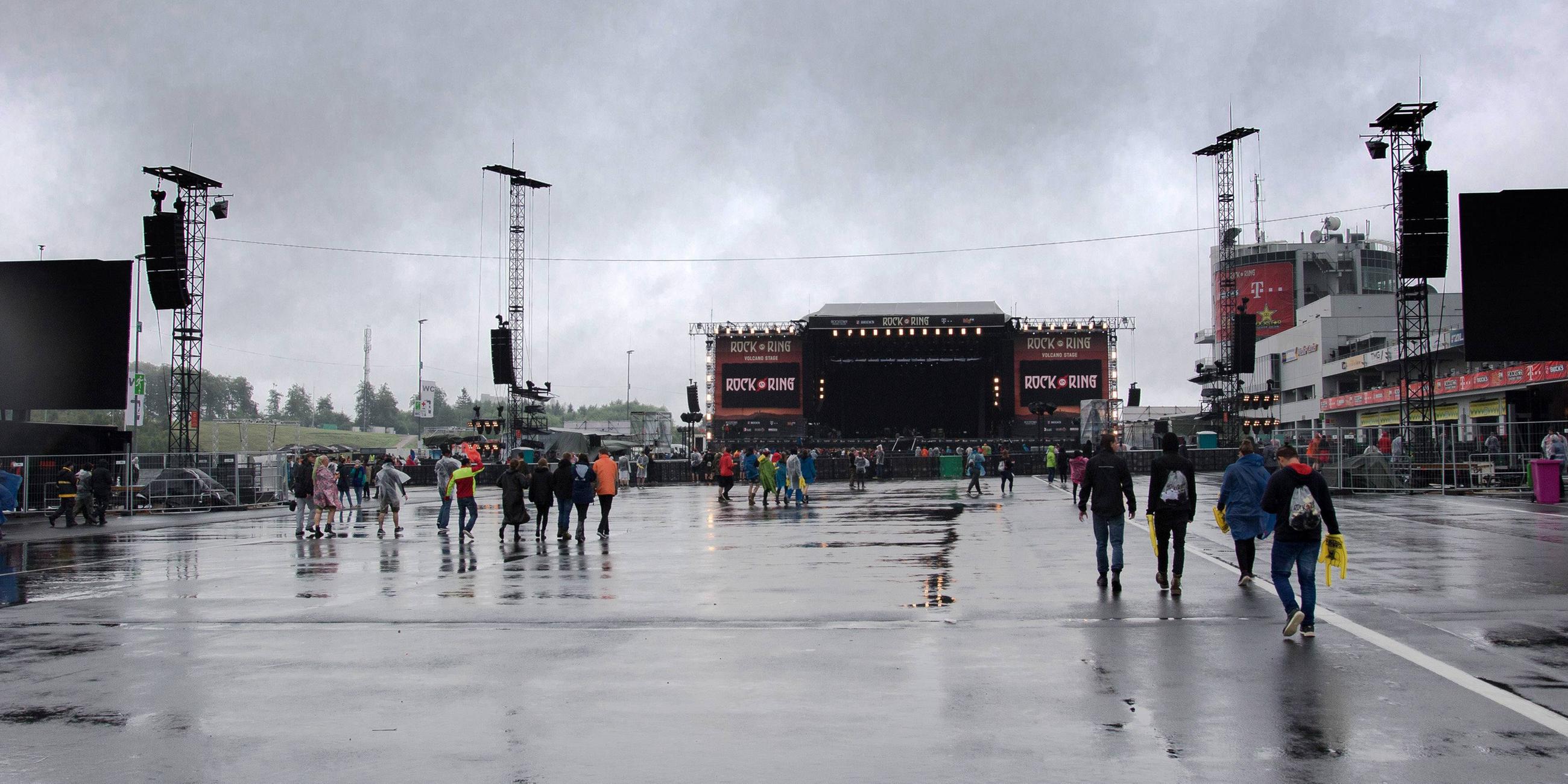 Blick auf die Vulkanbühne im Regen Rock am Ring 2018.