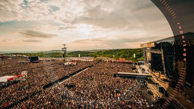 Drohnenaufnahme vom Infield mit Besuchern von Rock am Ring