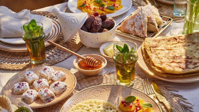 Festlich gedeckter Tisch für Eid al-Fitr