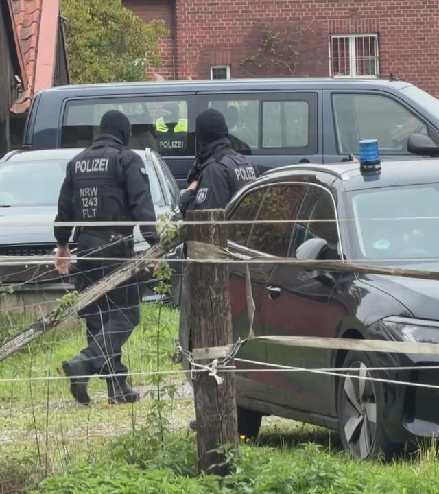 Der ehemalige BND-Chef August Hanning wurde in Nordwalde. Im Vordegrund stehen Polizeiautos