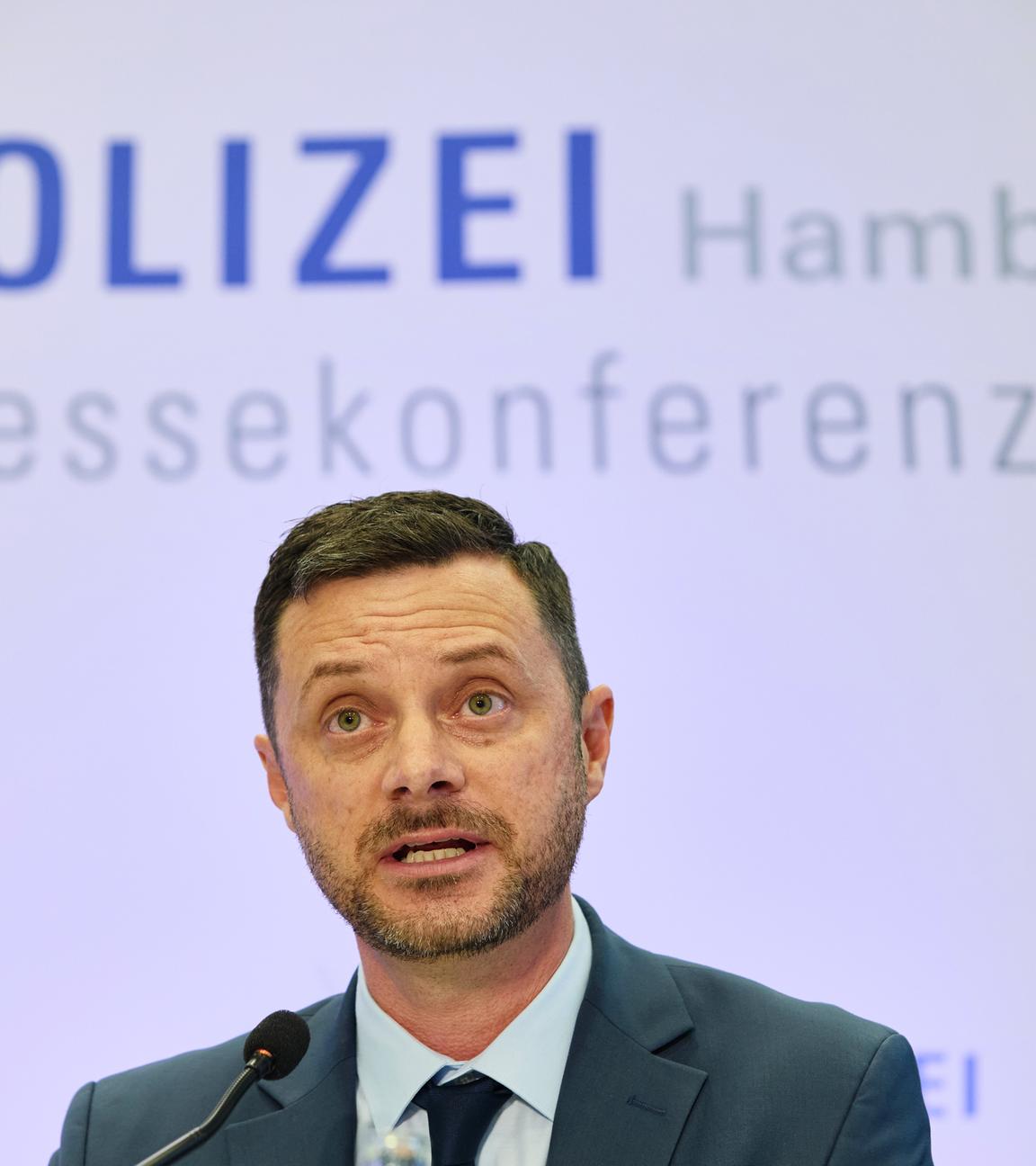 Florian Abbenseth, Polizeipressesprecher, gibt eine Pressekonferenz von Polizei und Generalstaatsanwaltschaft zu Haftbefehl wegen Verdacht des vollendeten und versuchten Mordes im Internet.