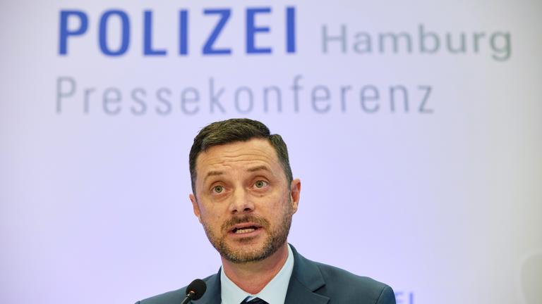 Florian Abbenseth, Polizeipressesprecher, gibt eine Pressekonferenz von Polizei und Generalstaatsanwaltschaft zu Haftbefehl wegen Verdacht des vollendeten und versuchten Mordes im Internet.