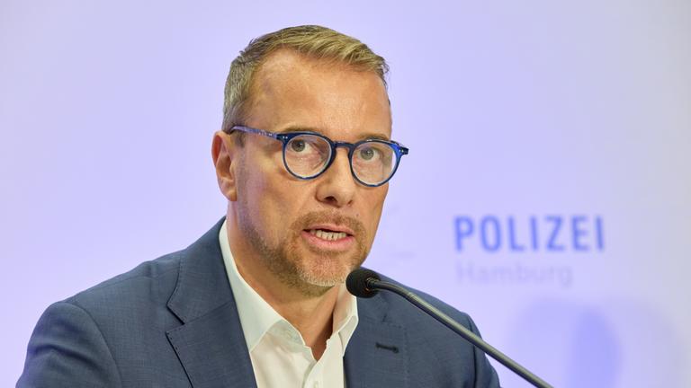 Jan Hieber, Leiter Landeskriminalamt, gibt eine Pressekonferenz von Polizei und Generalstaatsanwaltschaft zu Haftbefehl wegen Verdacht des vollendeten und versuchten Mordes im Internet.
