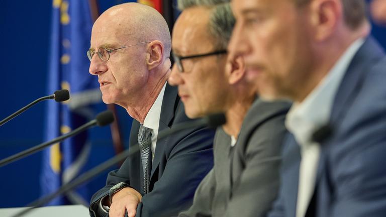 Eine Pressekonferenz von Polizei und Generalstaatsanwaltschaft im Polizeipräsidium Hamburg.