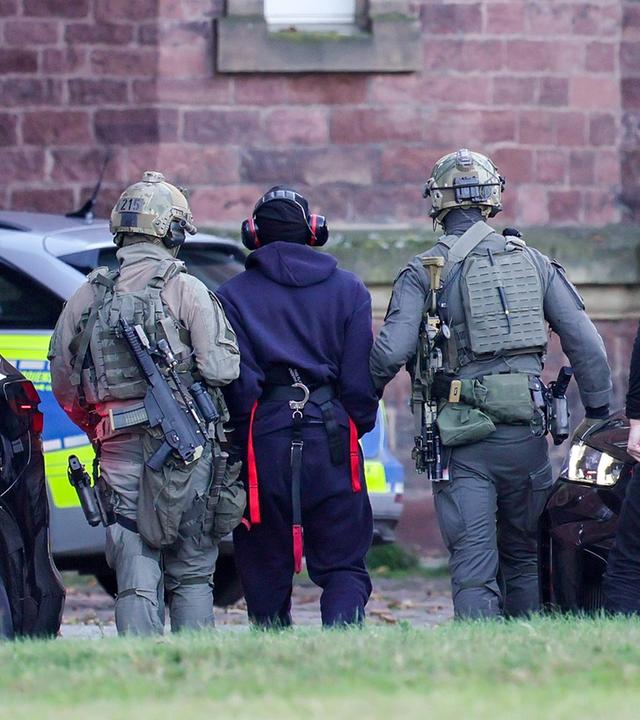  Beamte der Bundespolizei führen den festgenommenen Verdächtigen, den ukrainischen Staatsbürger Serhii K., am 27. November 2025 in Karlsruhe aus dem Hubschrauber, um ihn dem Bundesgerichtshof (BGH) vorzuführen. 