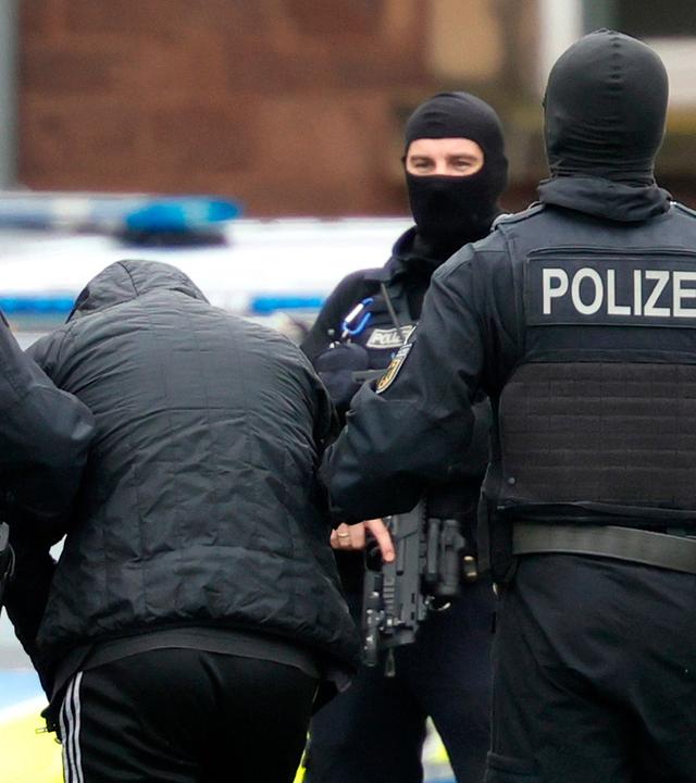 Bundespolizisten führen den festgenommenen libyschen Tatverdächtigen Omar A. (M.) aus einem Hubschrauber zu seiner Anklageverlesung vor dem Bundesgerichtshof (BGH) in Karlsruhe