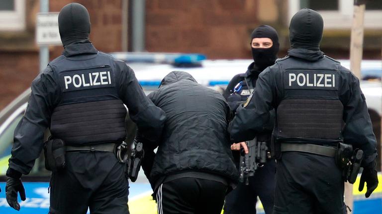 Bundespolizisten führen den festgenommenen libyschen Tatverdächtigen Omar A. (M.) aus einem Hubschrauber zu seiner Anklageverlesung vor dem Bundesgerichtshof (BGH) in Karlsruhe