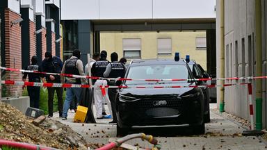  Zwei Männer werden von Polizei und Justiz vom Haftrichter am Amtsgericht zum Auto geführt.