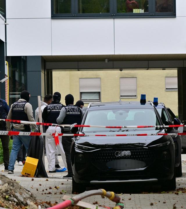  Zwei Männer werden von Polizei und Justiz vom Haftrichter am Amtsgericht zum Auto geführt.