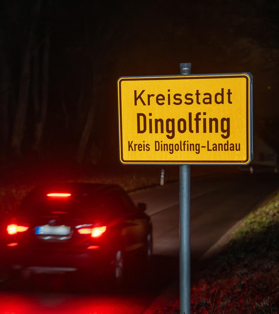 Ein Ortsschild der Stadt Dingolfing