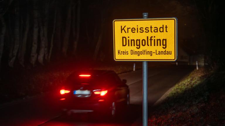 Ein Ortsschild der Stadt Dingolfing