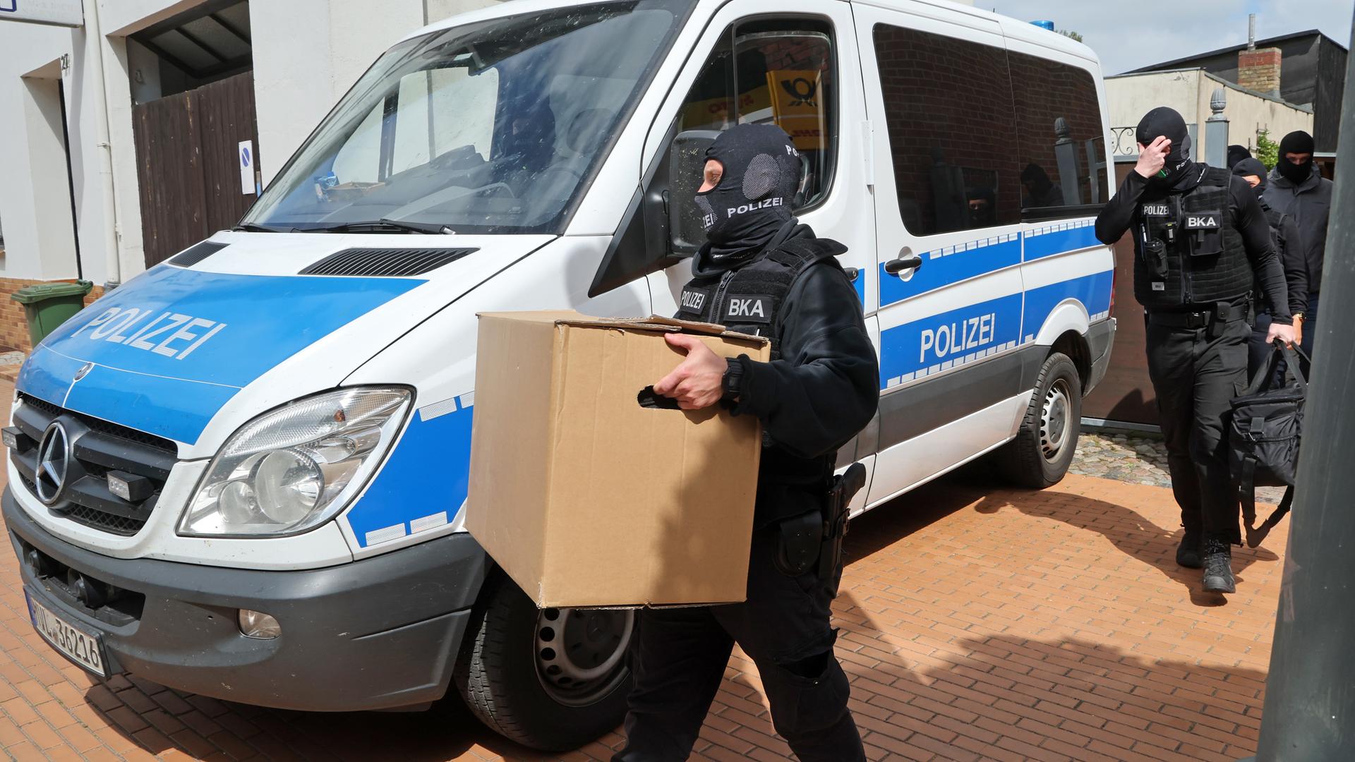 Mutmaßliche rechte Terrorzelle: Junge Männer festgenommen