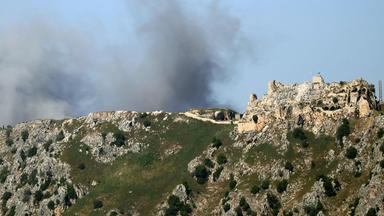 Rauch steigt hinter der mittelalterlichen Beaufort Castle auf, die auch als Qalaat al-Shaqif oder Shaqif Arnoun bekannt ist, nach einem israelischen Luftangriff auf das Dorf Yohmor am 31. Mai 2026.